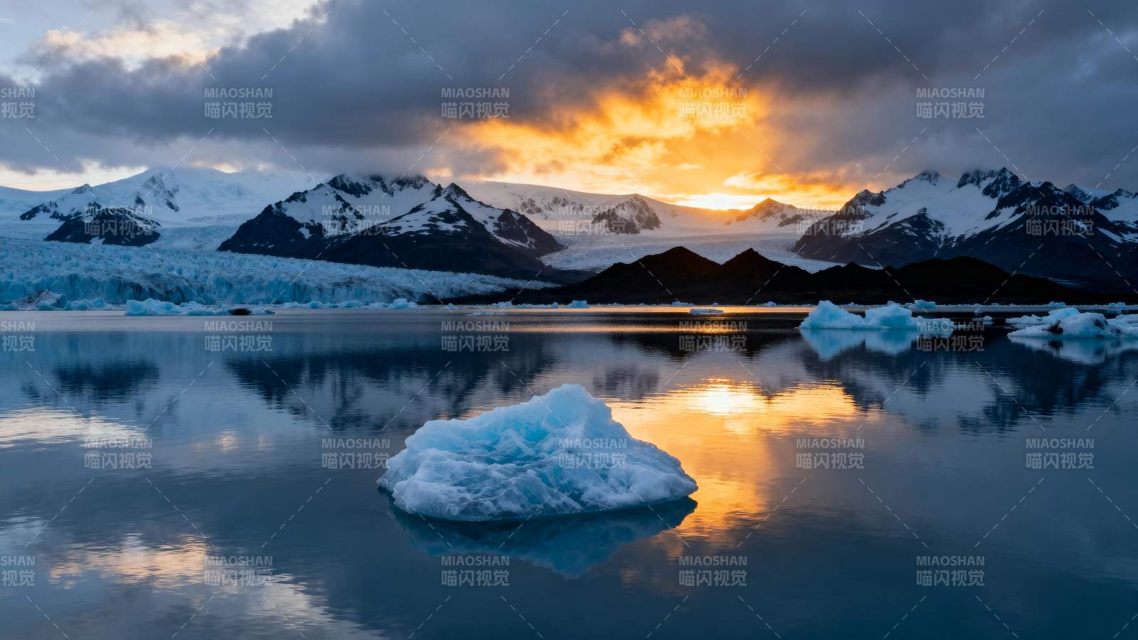 冰川湖畔夕阳美图片