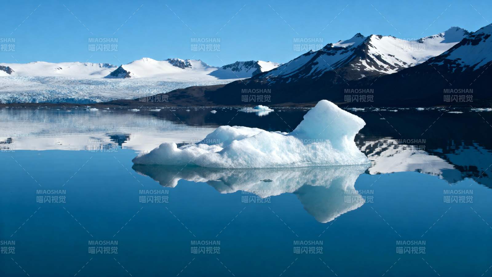 冰川倒影静谧湖图片