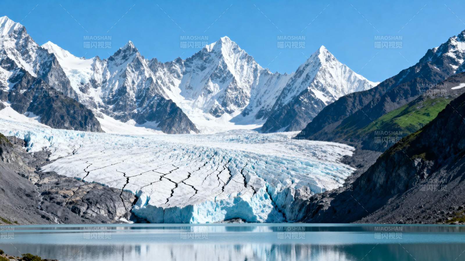 雪山冰川湖景图片