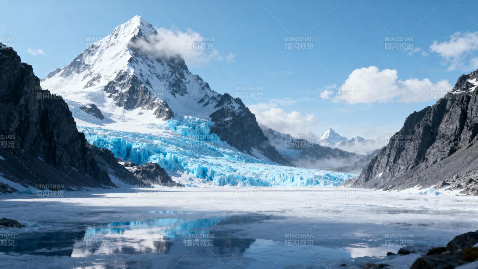 冰川湖畔雪山倒影图片