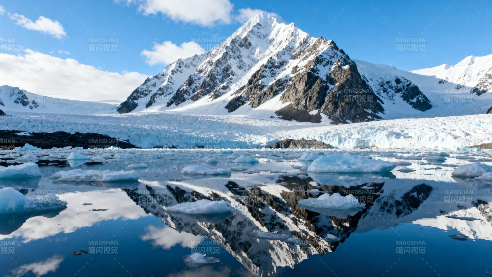 雪山倒影冰湖图片