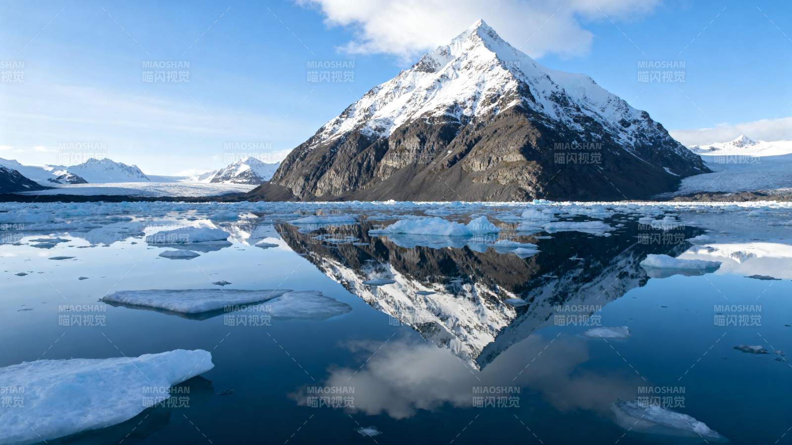 雪山倒影湖面图片
