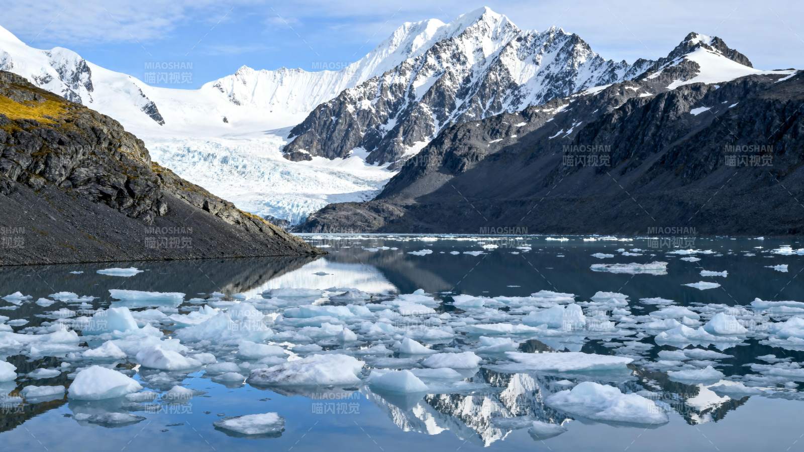 冰川湖畔雪山倒影图片