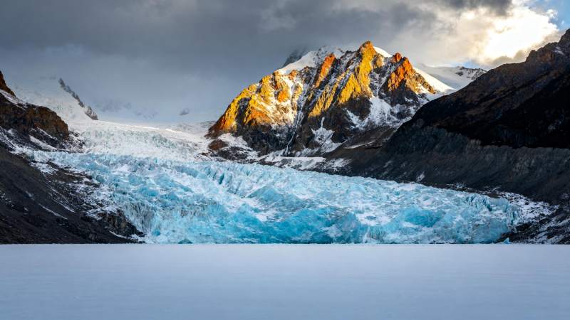 雪山冰川晨曦图片