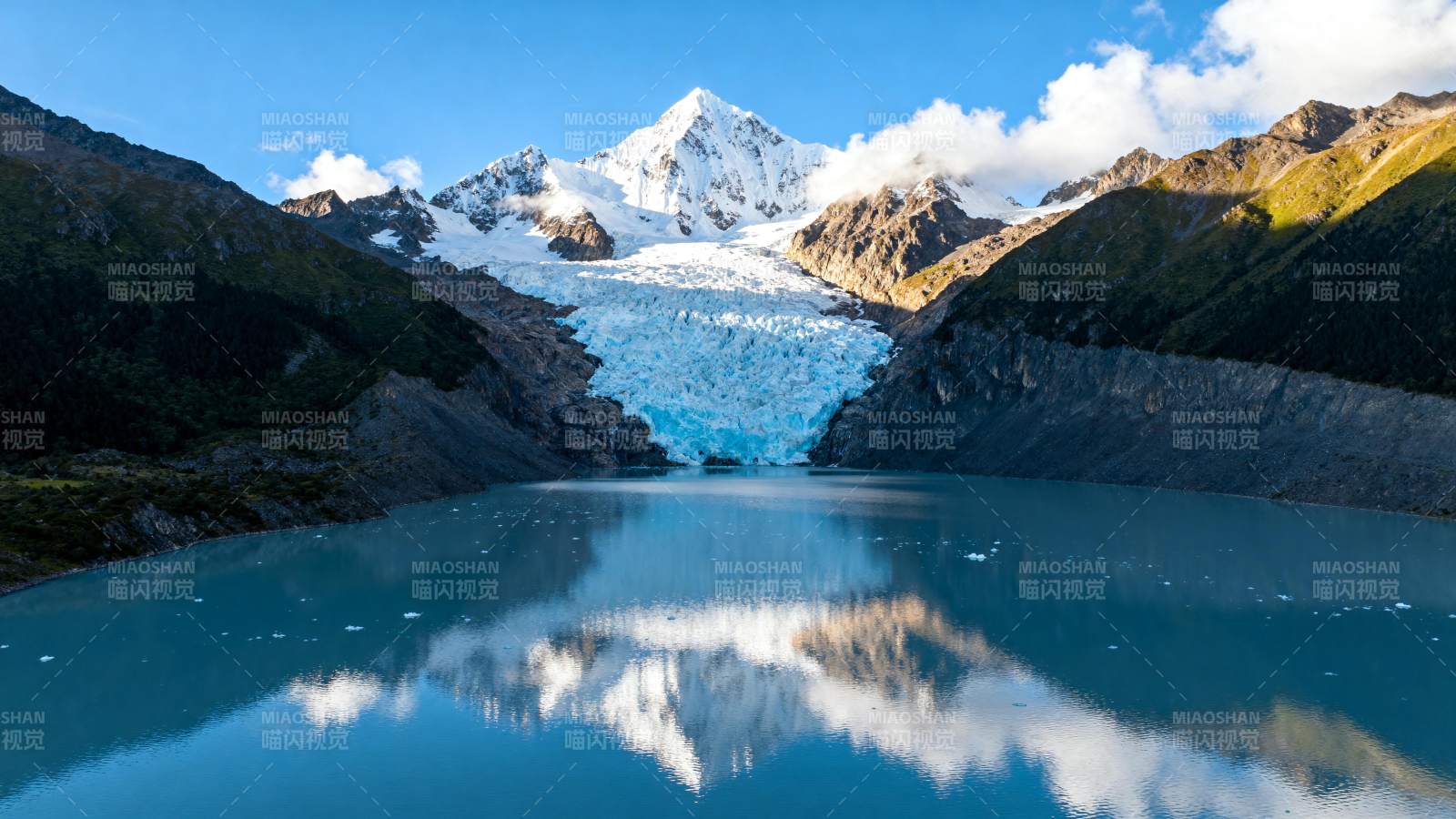 冰川湖镜映雪山图片