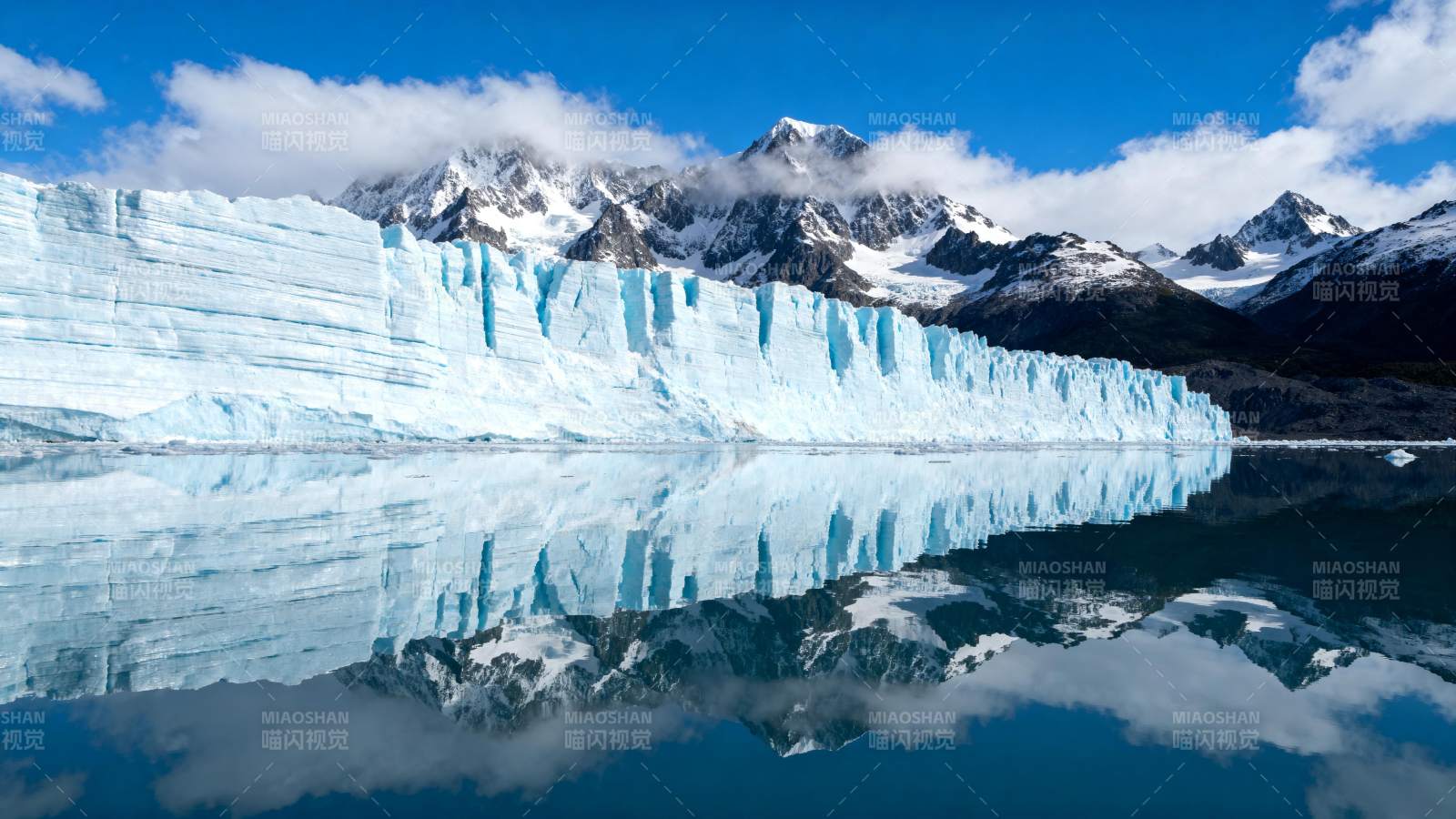 冰川倒影如画图片