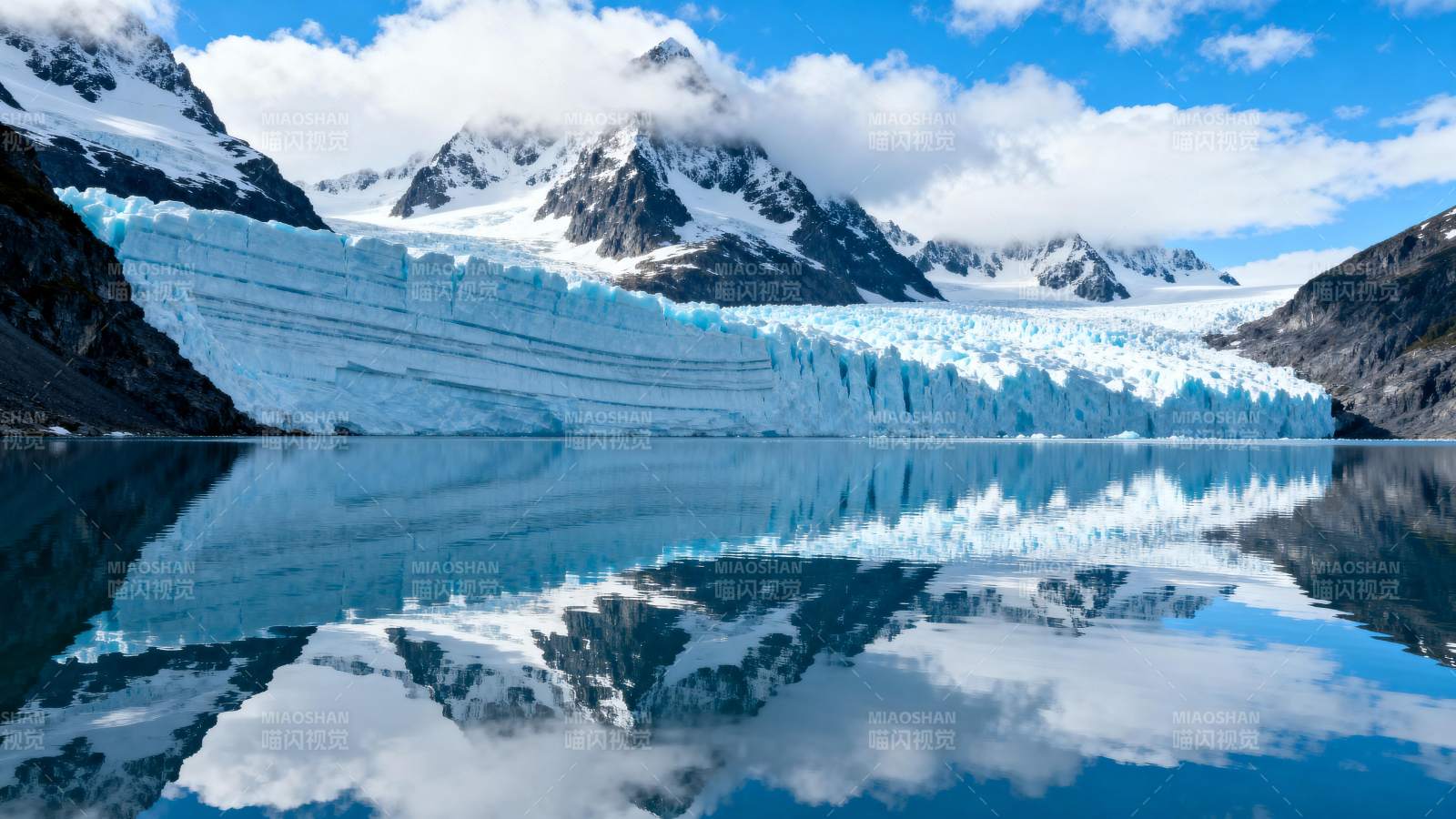 冰川湖畔倒影图片