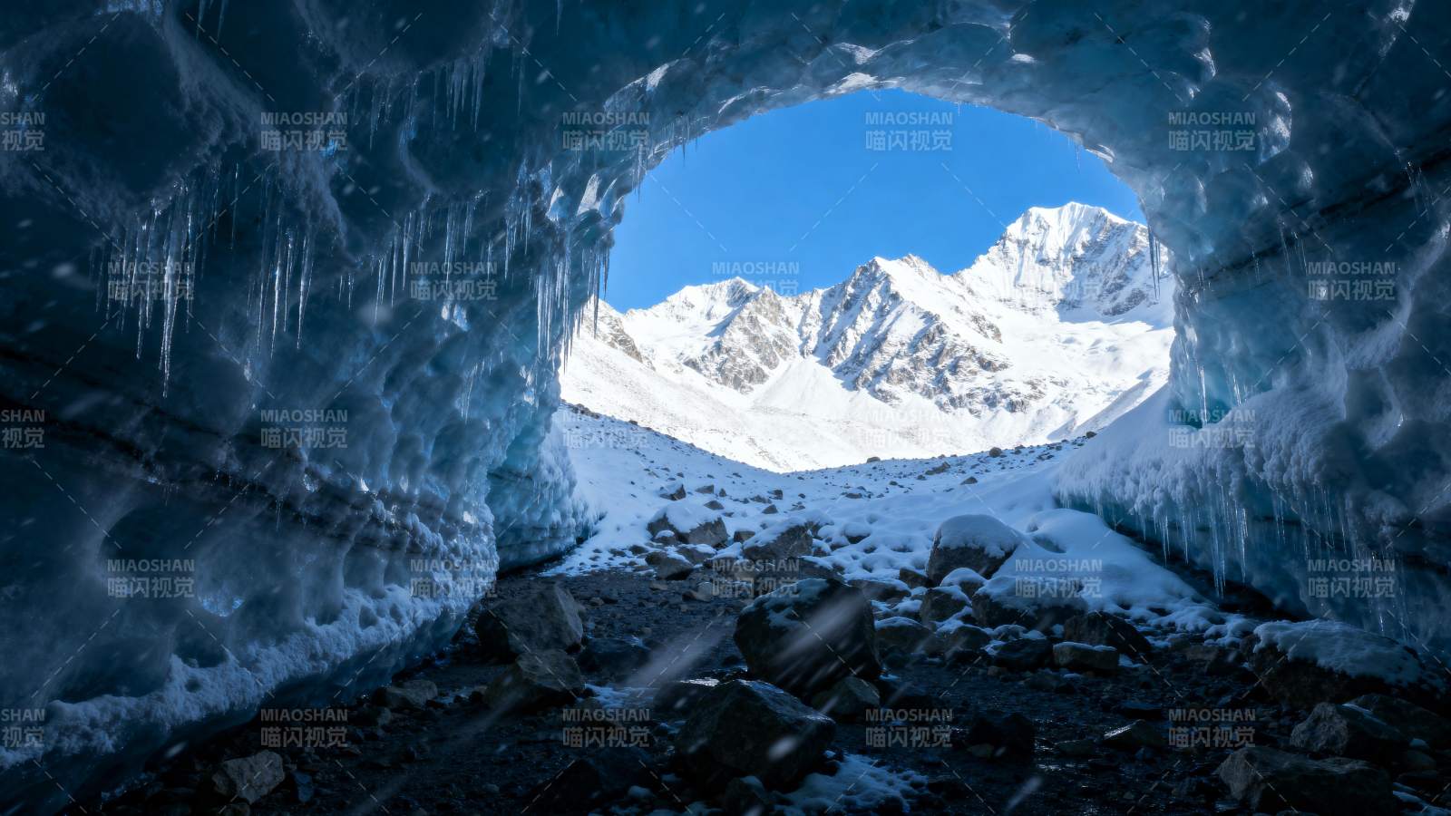 冰洞望雪山图片