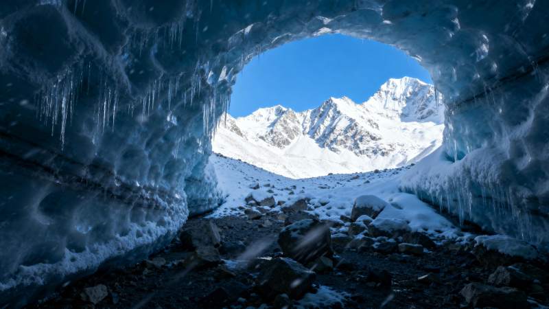 冰洞望雪山图片