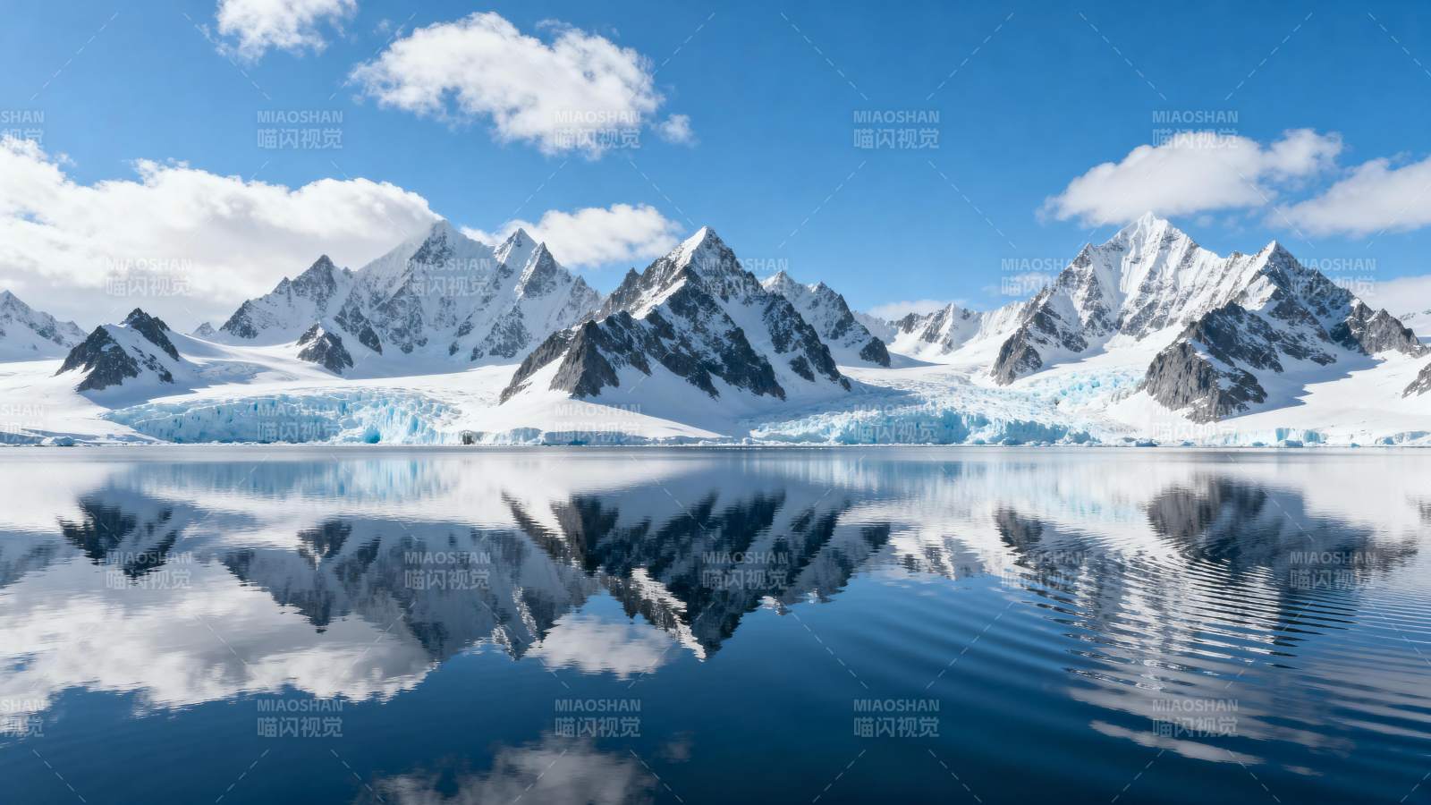 雪山倒影湖面图片