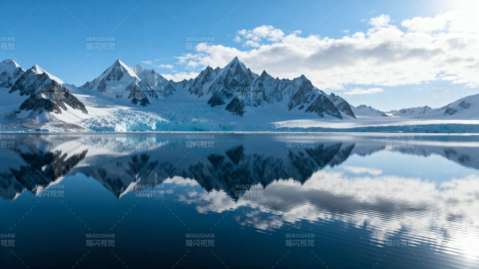 雪山倒影湖面图片