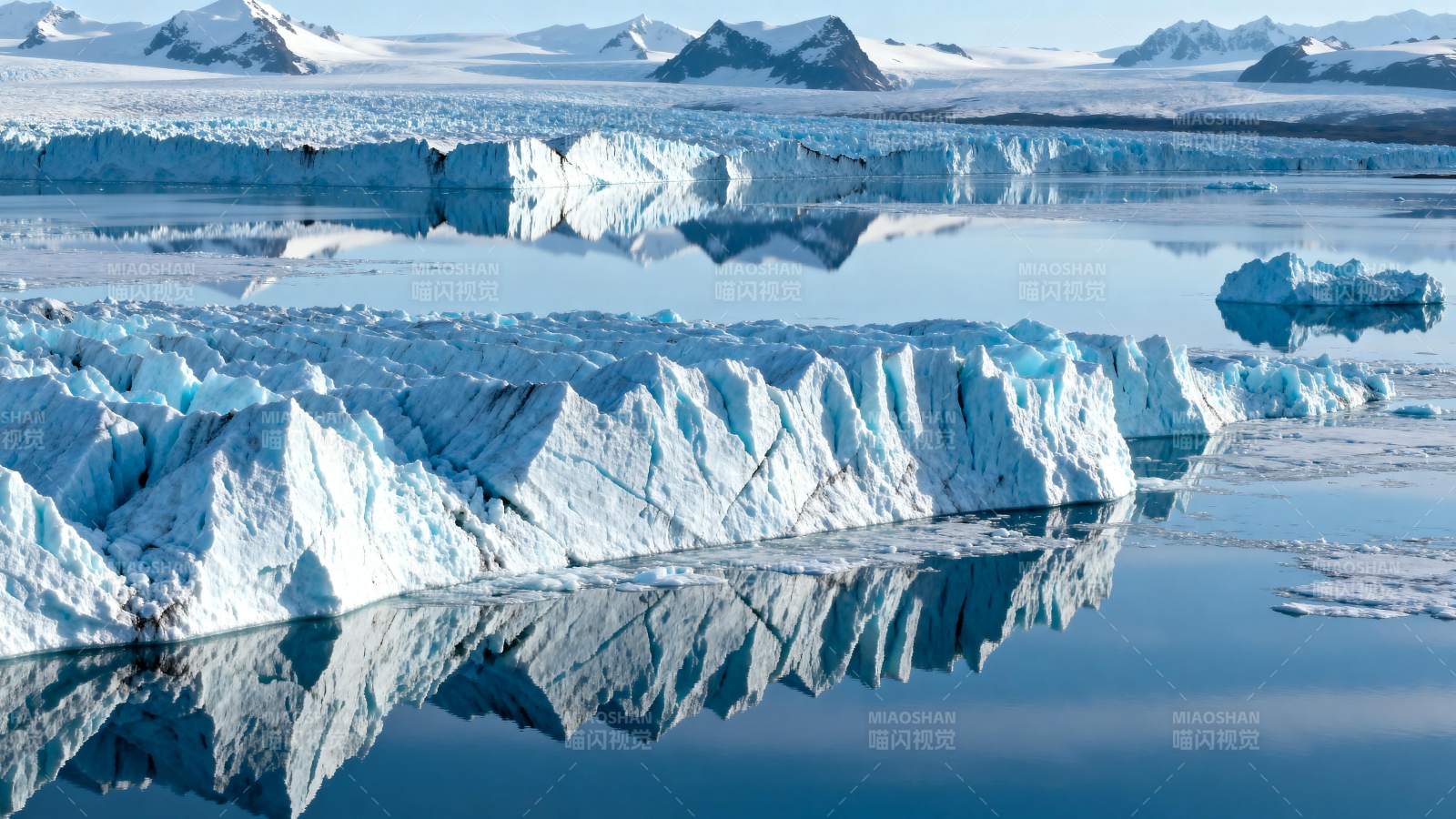 冰川倒影 静谧极地图片