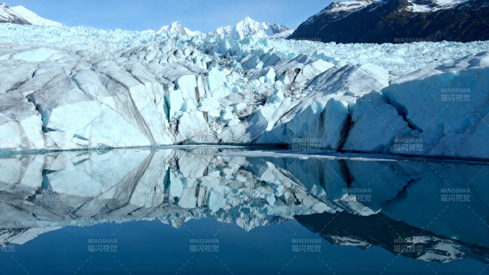 冰川倒影静谧湖图片