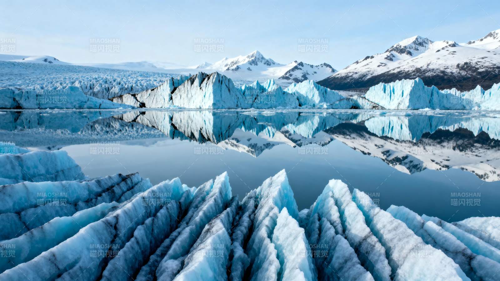 冰川倒影如画图片