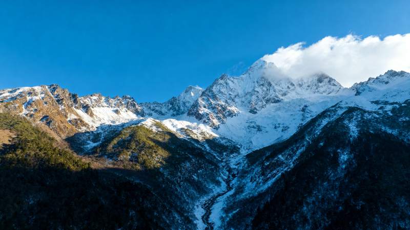 雪山巍峨 蓝天映衬图片