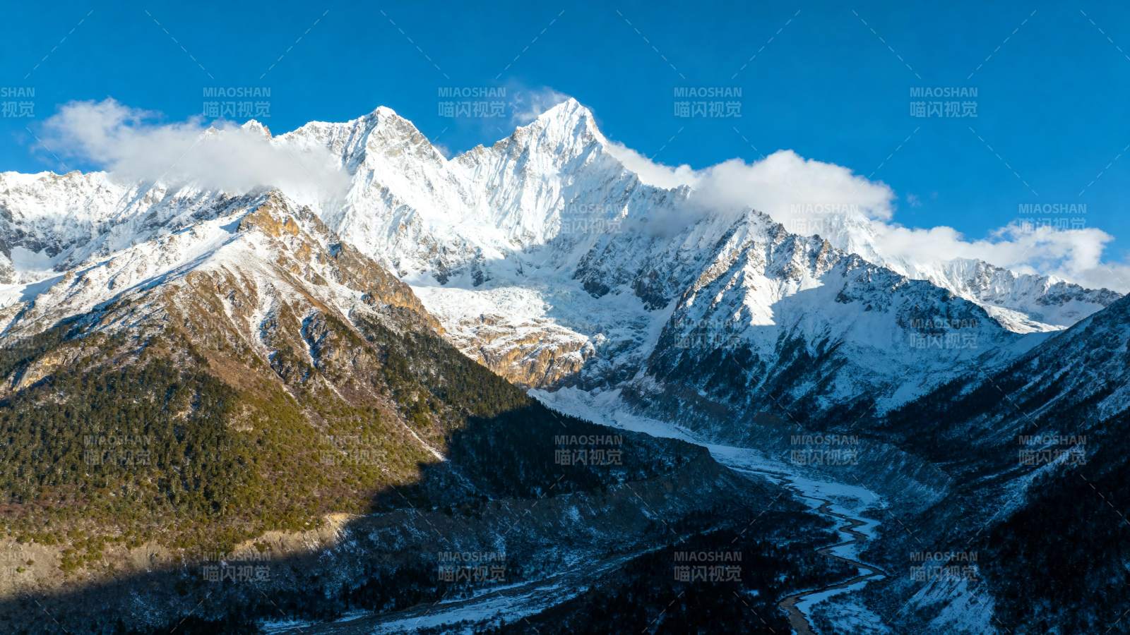 雪山巍峨映蓝天图片