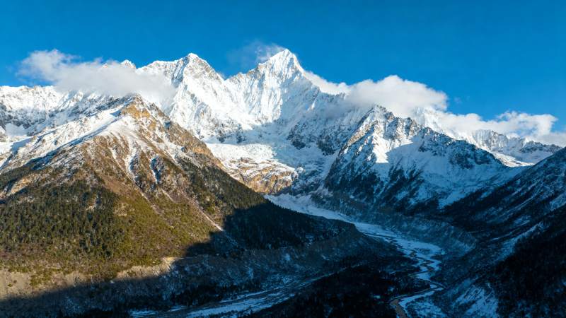 雪山巍峨映蓝天图片