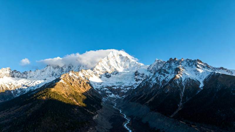 雪山巍峨云绕峰图片