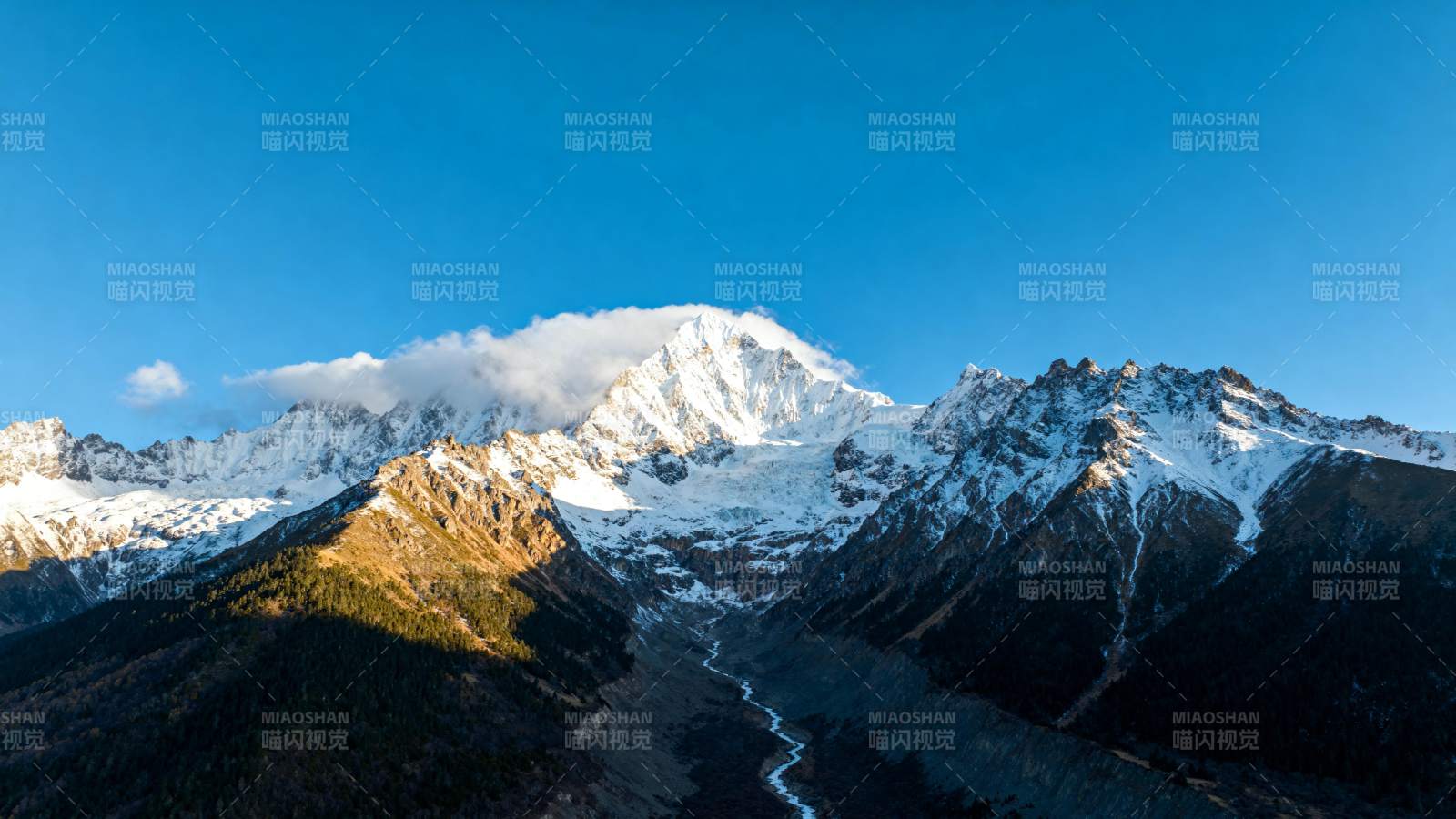 雪山巍峨云绕峰图片