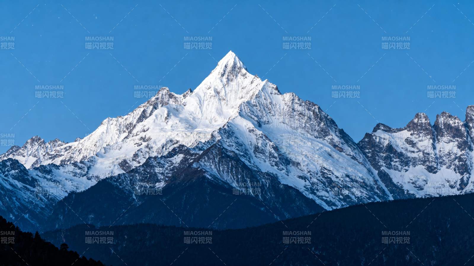 雪山巍峨映蓝天图片