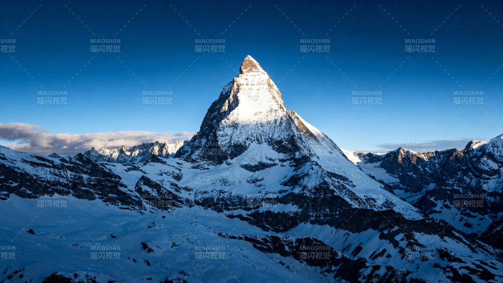 雪山之巅 巍峨壮丽图片