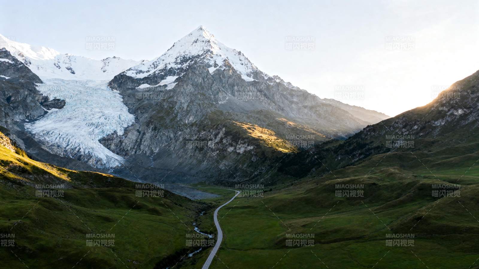 雪山峡谷绿道图片