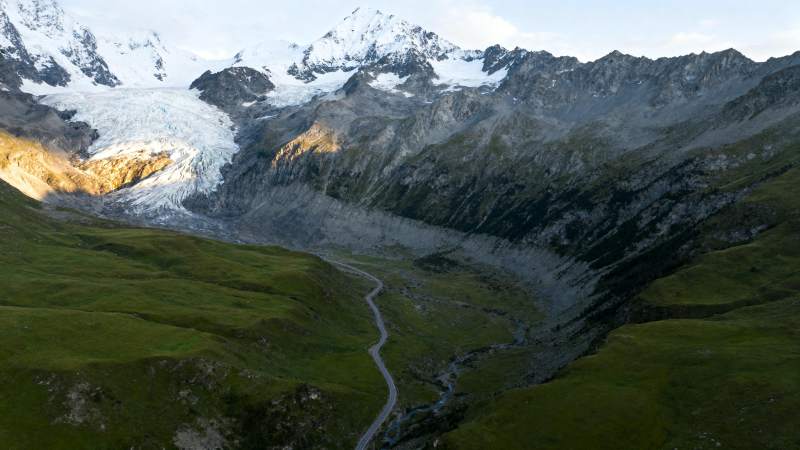 雪山峡谷绿谷蜿蜒图片