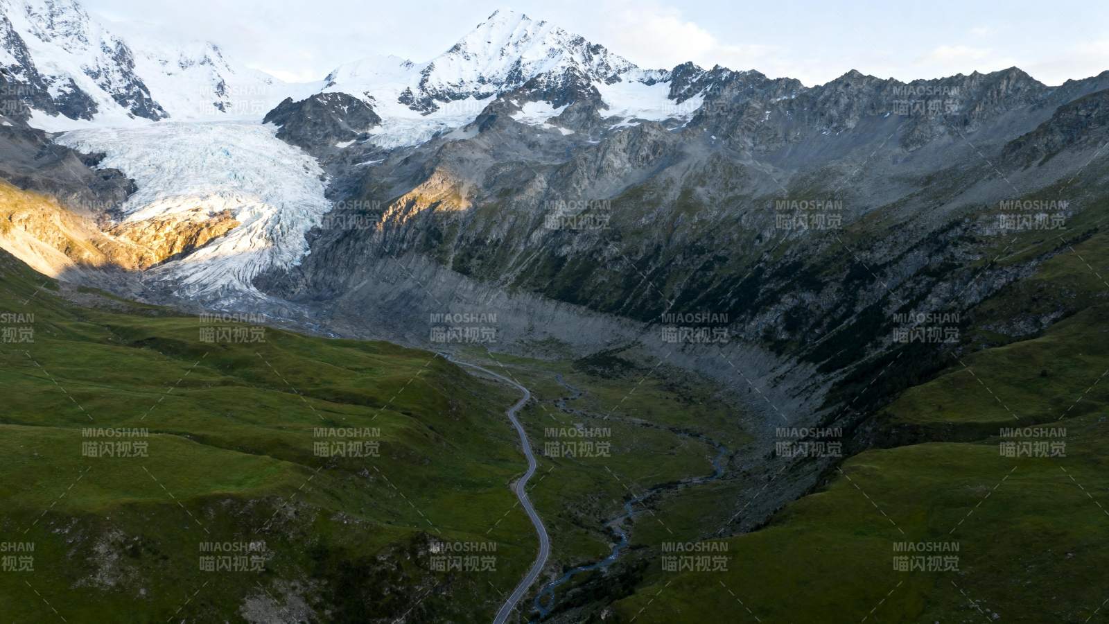雪山峡谷绿谷蜿蜒图片