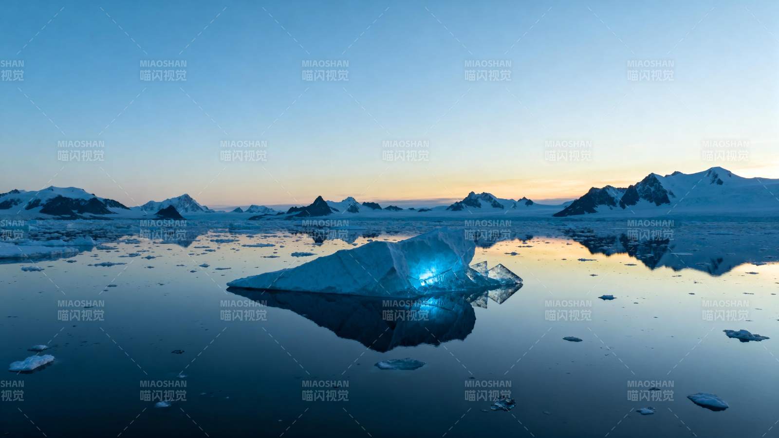 极地冰川晨曦图片