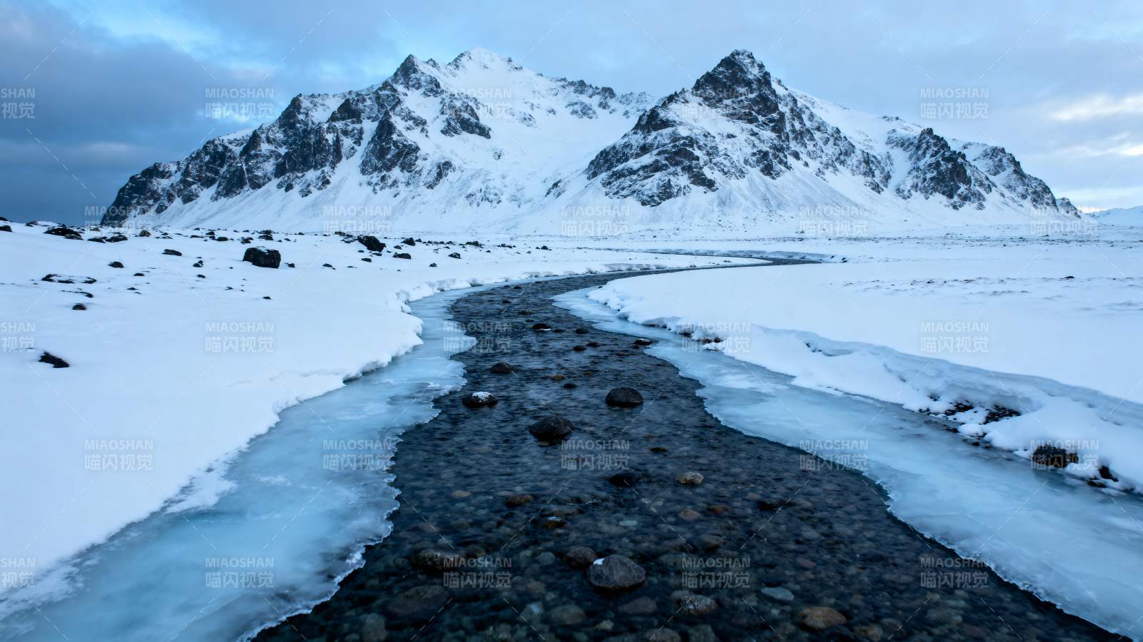 雪山溪流冰原风光图片