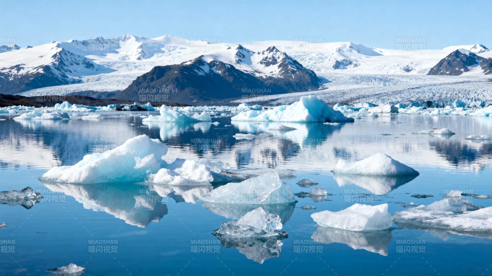 冰川倒影 静谧如画图片