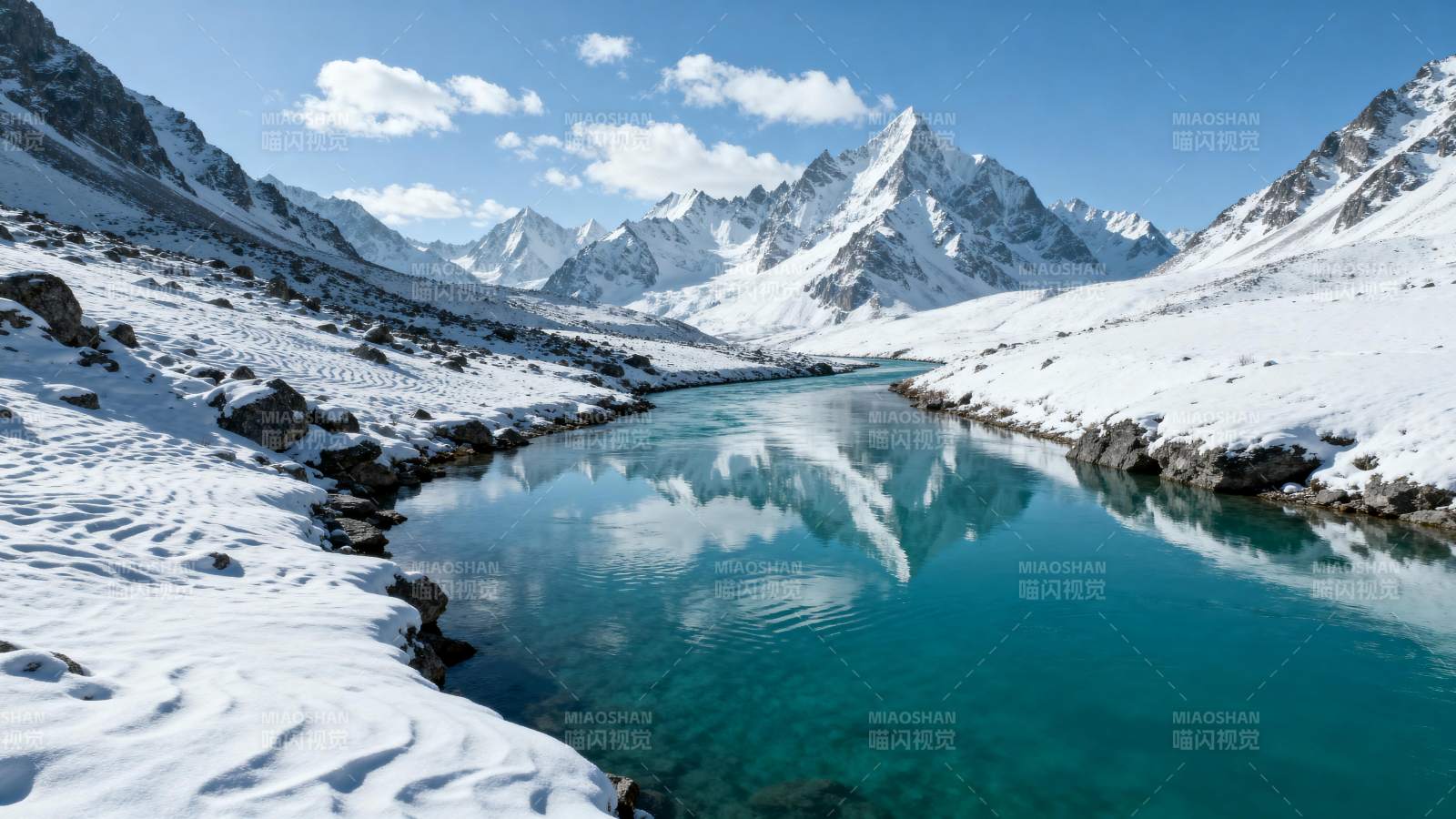 雪山映碧湖图片