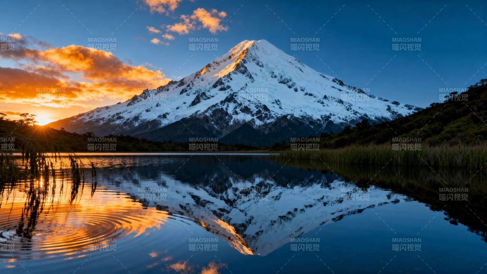 雪山倒影湖中图片