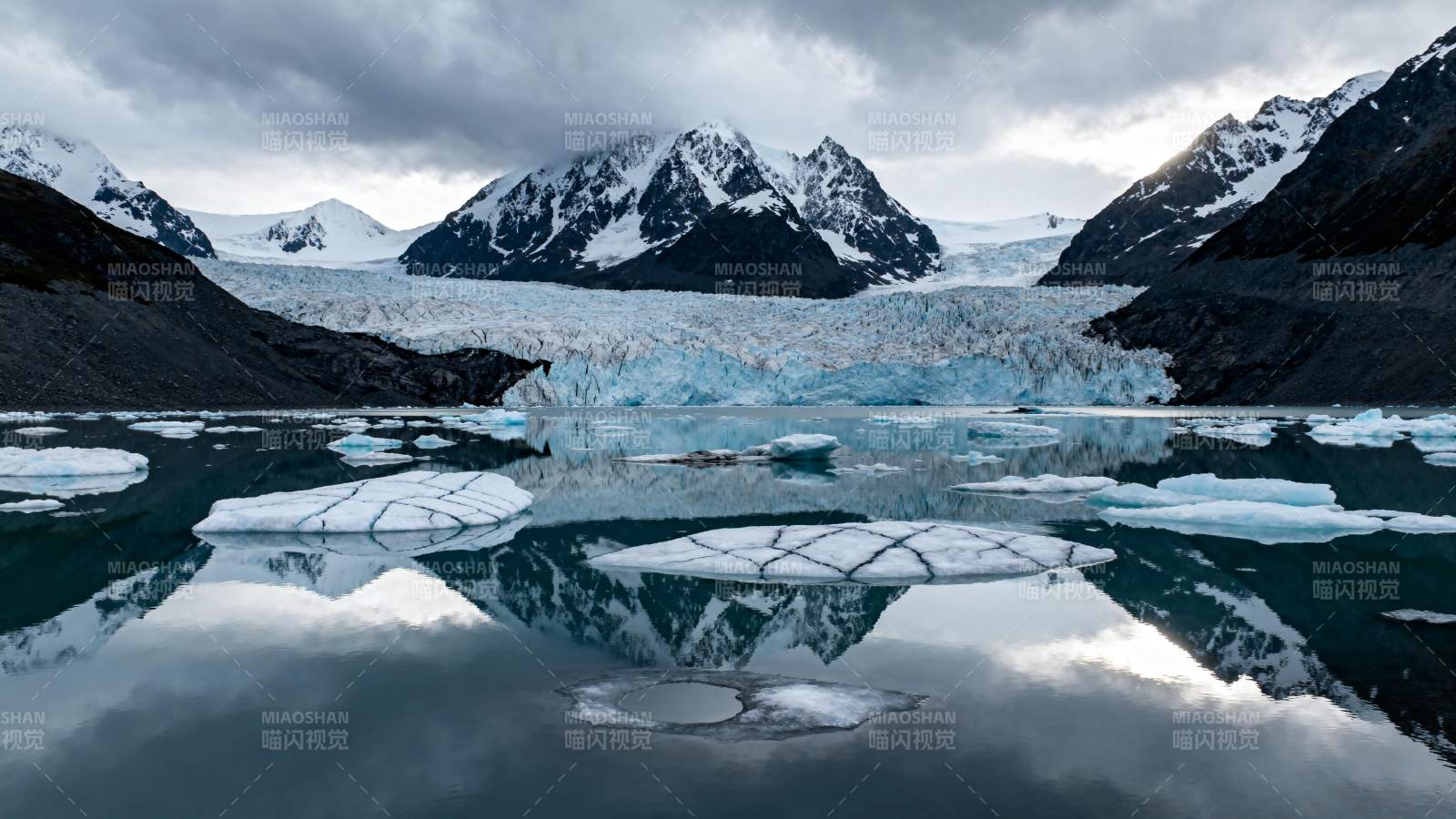 冰川倒影 静谧如画图片