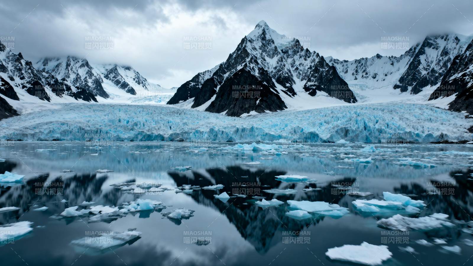 冰川倒影山峦图片