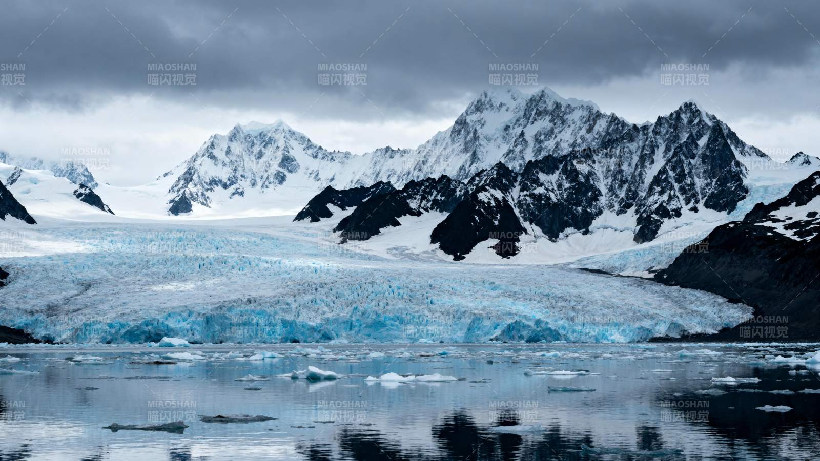 冰川雪山倒影湖图片