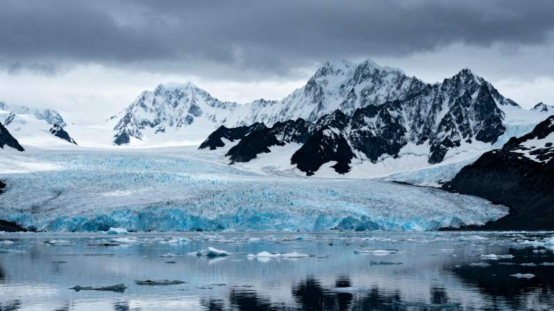 冰川雪山倒影湖图片
