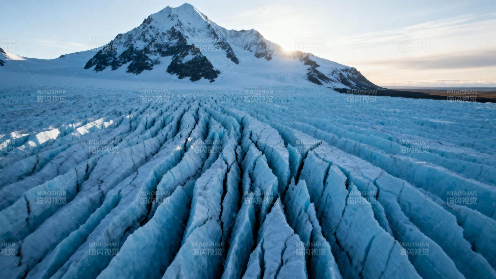冰川裂隙与雪山图片