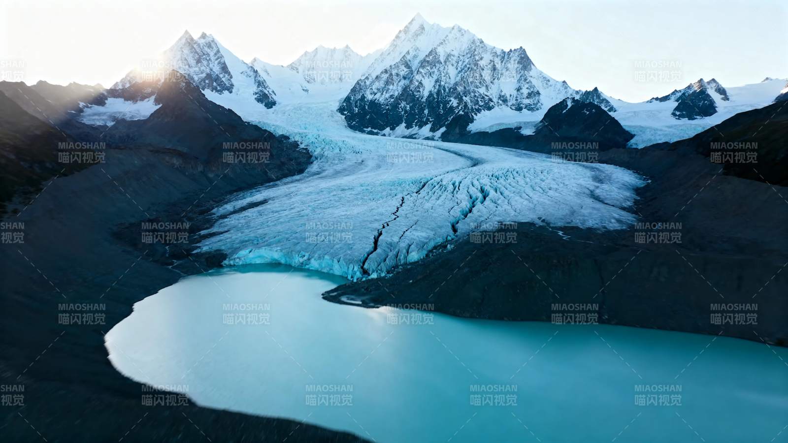 冰川湖畔雪山美景图片