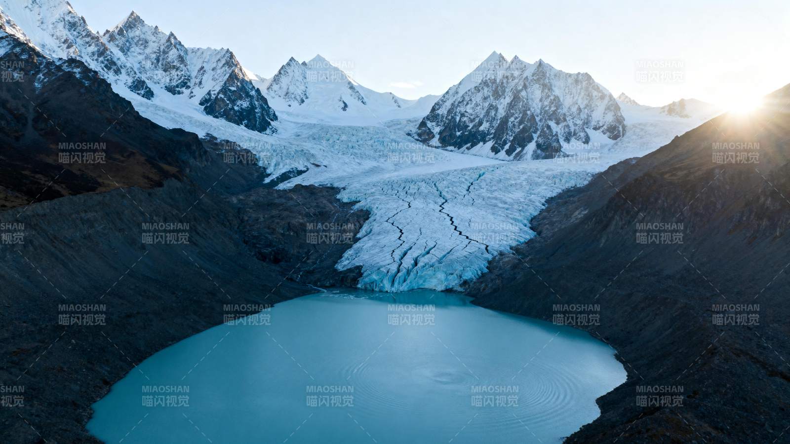 冰川湖畔雪山美景图片