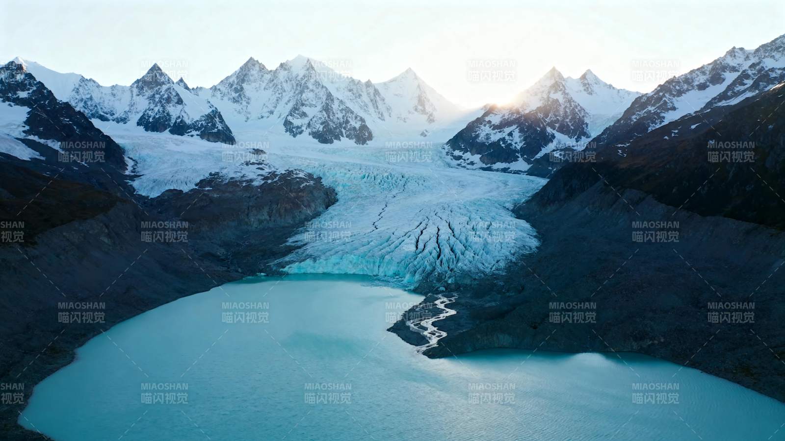 冰川湖畔雪山美景图片
