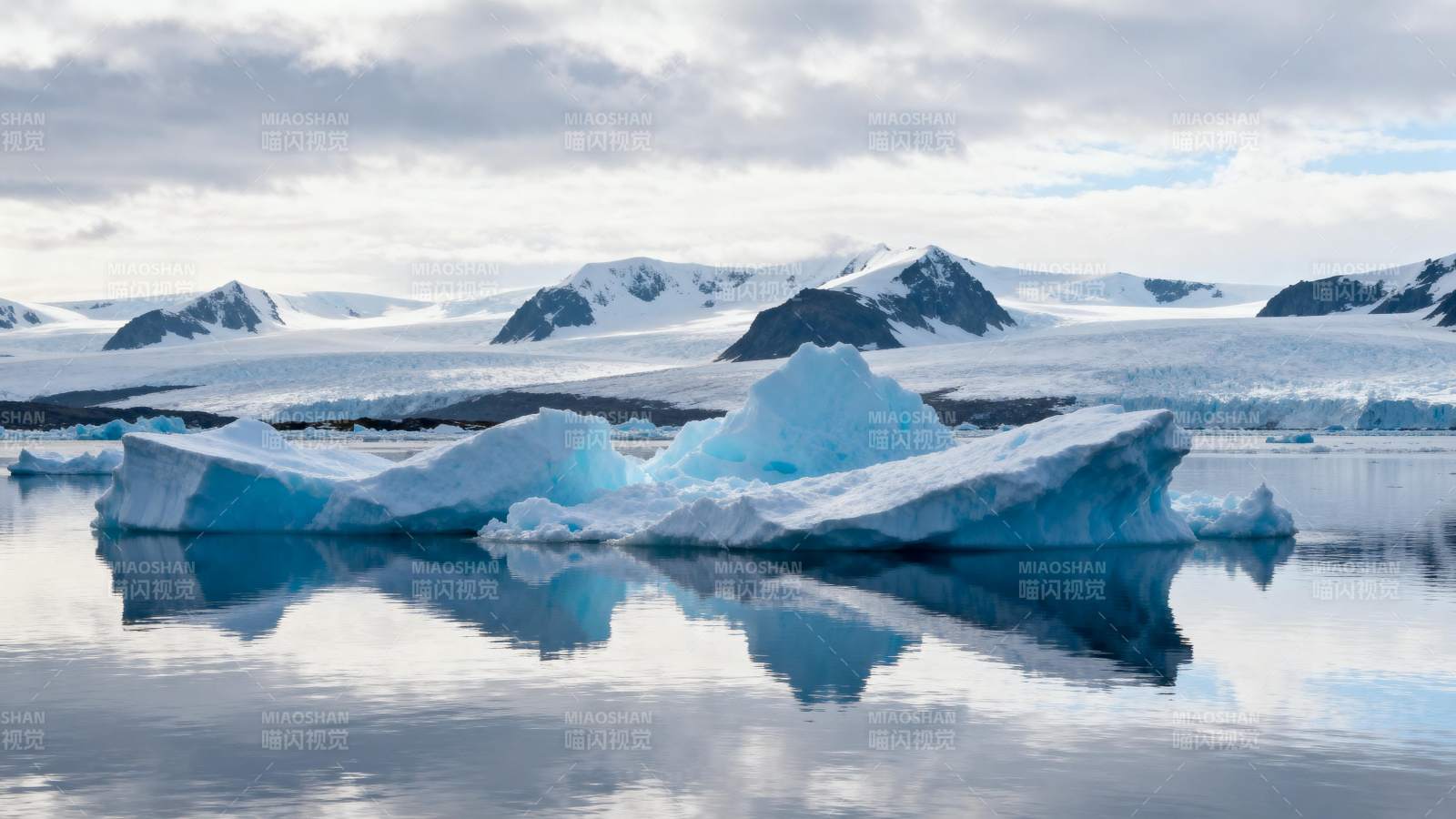 冰川倒影静谧湖图片