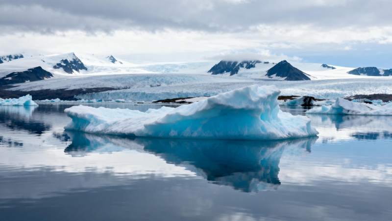 冰川倒影 静谧极地图片