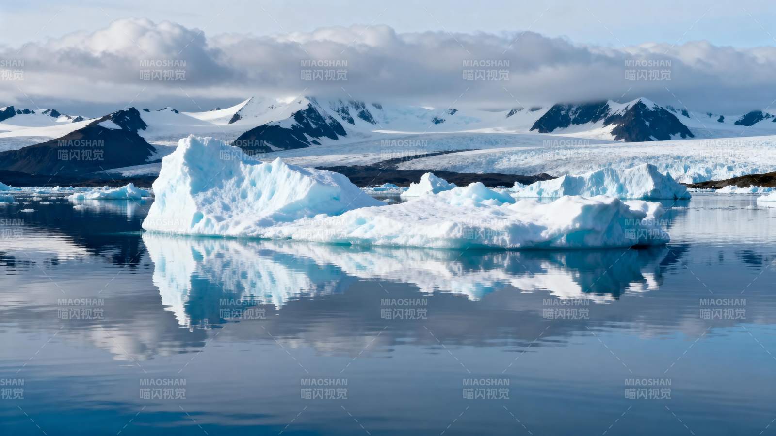 冰川倒影 静谧极地图片