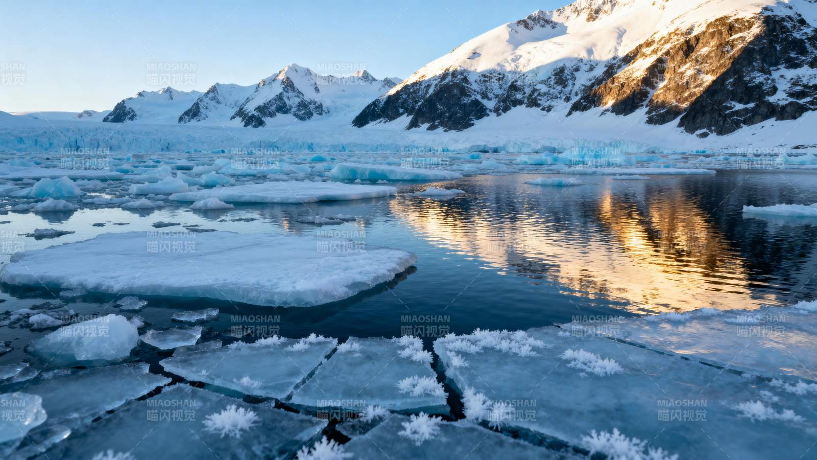 冰川湖畔晨光图片