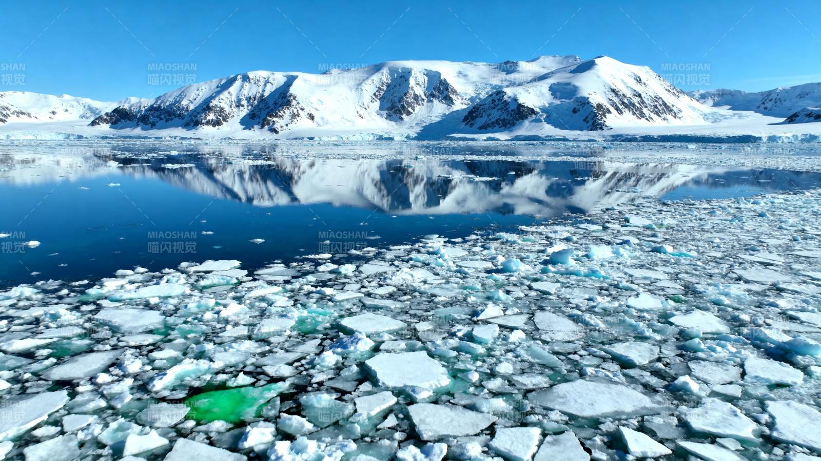 冰川倒影美景图片