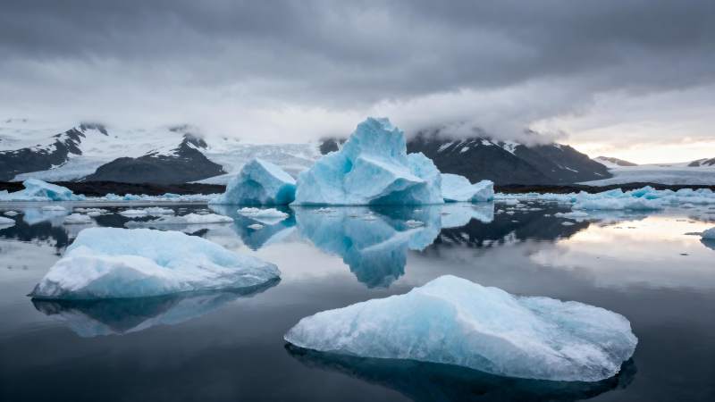 冰川倒影湖面图片