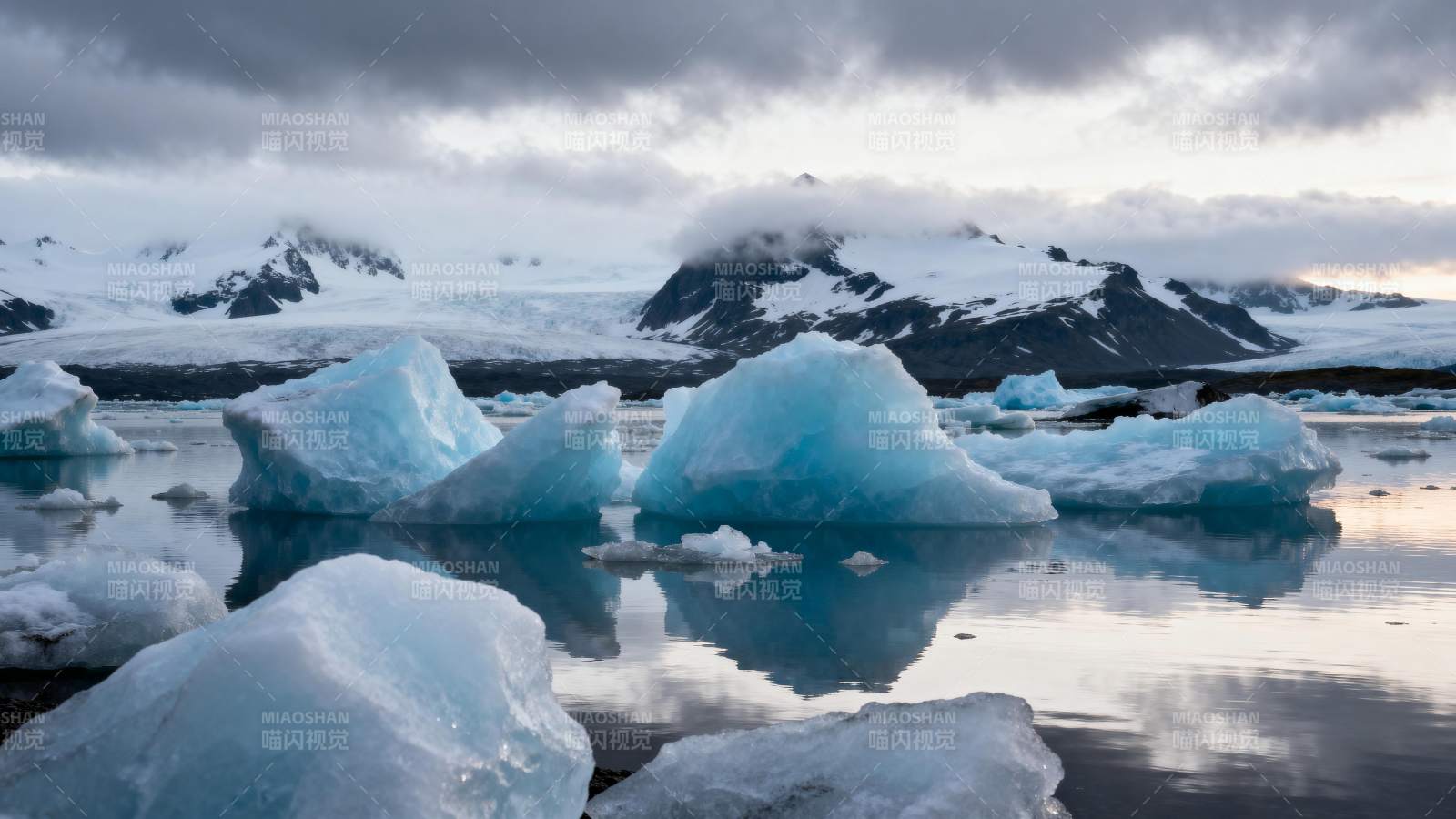 冰川湖景图片