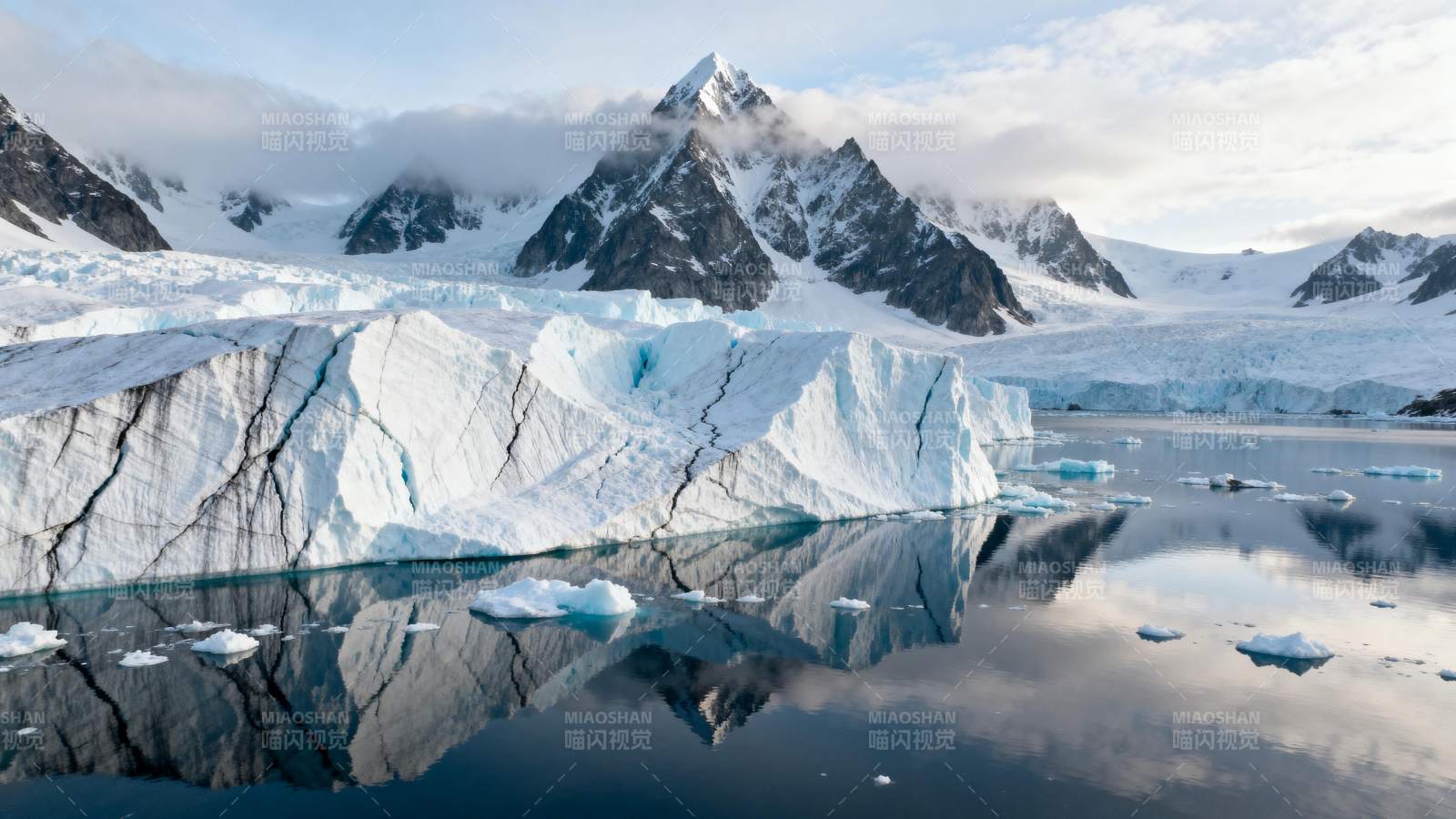 冰川倒影山峦图片