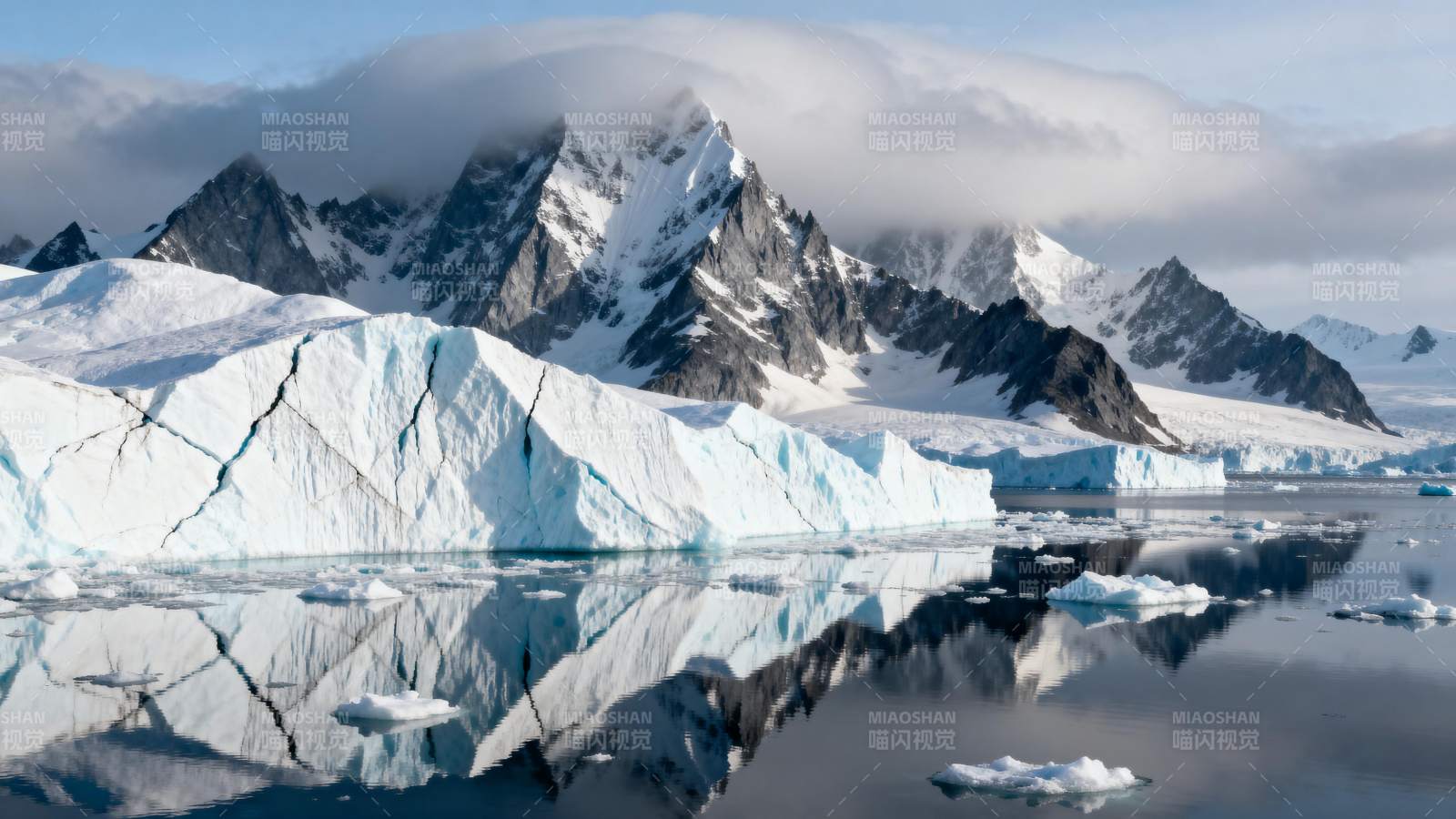 冰川倒影山峦图片